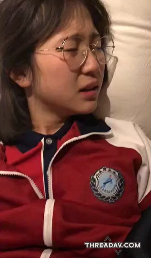 实验高中的眼镜妹刚放学还穿着校服就跟自己男友酒店开房做爱操完嘴自己座上来骑乘太反差了