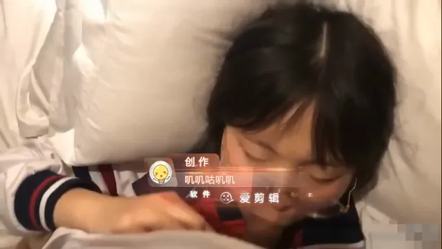 实验高中的眼镜妹刚放学还穿着校服就跟自己男友酒店开房做爱操完嘴自己座上来骑乘太反差了