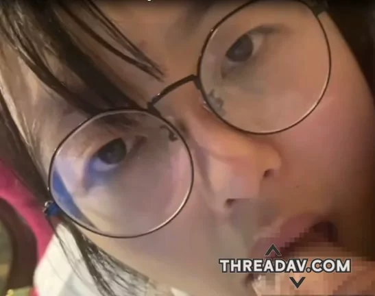 超级反差的高中生眼镜妹被金主包养酒店做爱帮金主口交然后被暴力插入一脸痛苦的样子应该没做过多少次