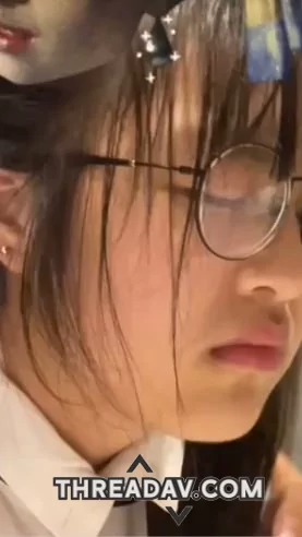 超级反差的高中生眼镜妹被金主包养酒店做爱帮金主口交然后被暴力插入一脸痛苦的样子应该没做过多少次