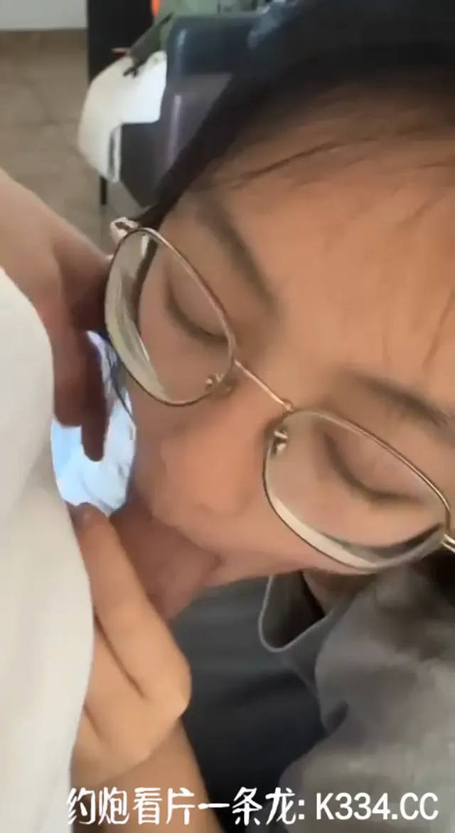 清纯的眼镜妹帮自己男友口交然后一直看着鸡巴等待射精太反差了