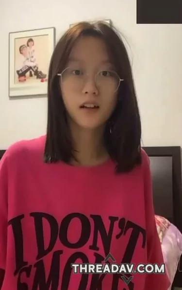 可爱的大一学妹被学长pua哄骗视频裸聊自慰看着清纯谁知道那么反差