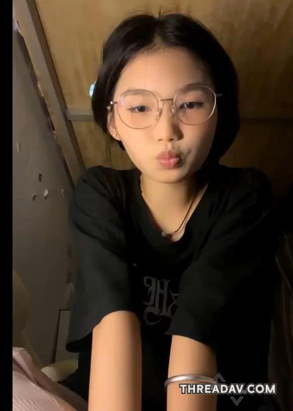 最近很火的反差眼镜妹一个人在宿舍直播自慰颜值可爱自慰的时候超级反差