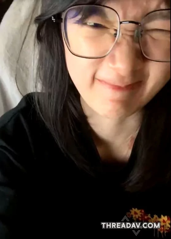 可爱萝莉直播自慰然后被自己富二代男友暴力抽插粉嫩小穴骚叫不断太爽了