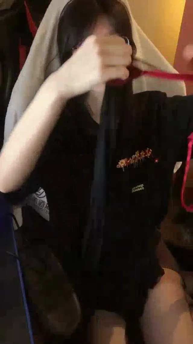 可爱萝莉直播自慰然后被自己富二代男友暴力抽插粉嫩小穴骚叫不断太爽了