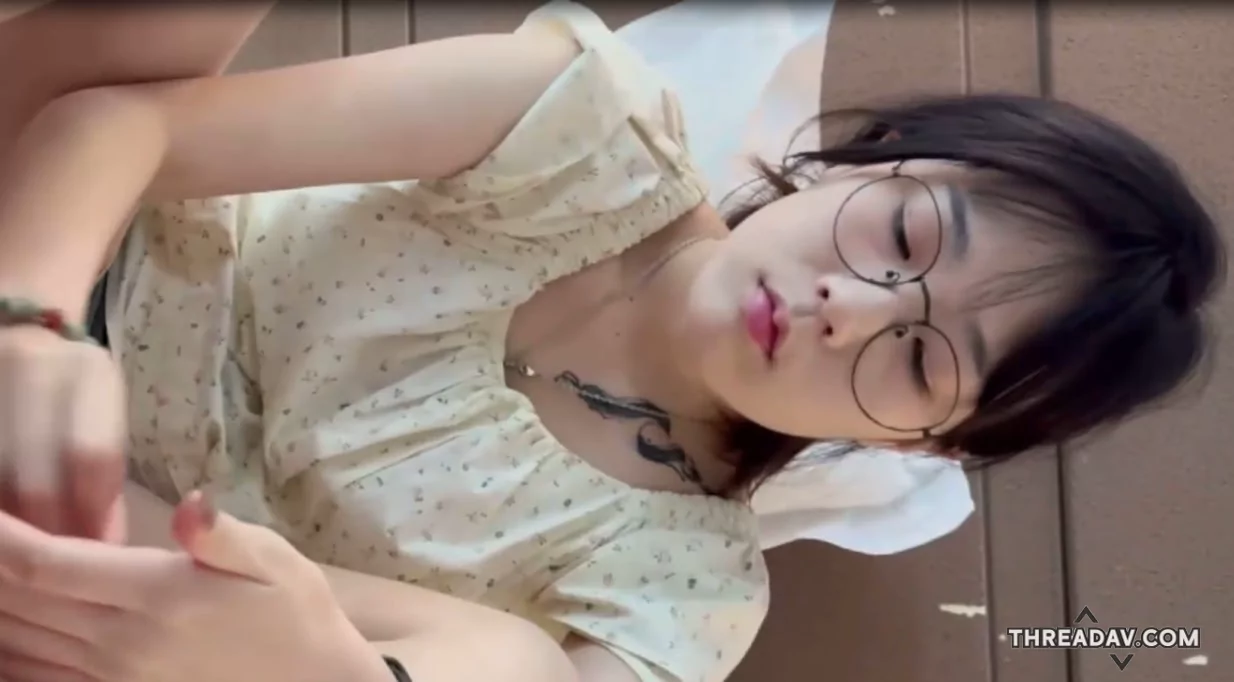 可爱眼镜妹萝莉帮猥琐摄影师口交足交最后还帮吞精太反差了