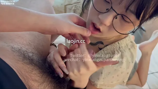 可爱眼镜妹萝莉帮猥琐摄影师口交足交最后还帮吞精太反差了