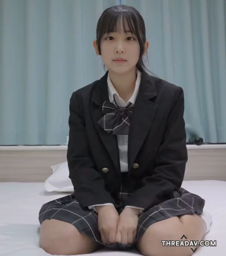 可爱的高中生萝莉被包养暴力中出一脸呆萌的样子也太可爱了吧