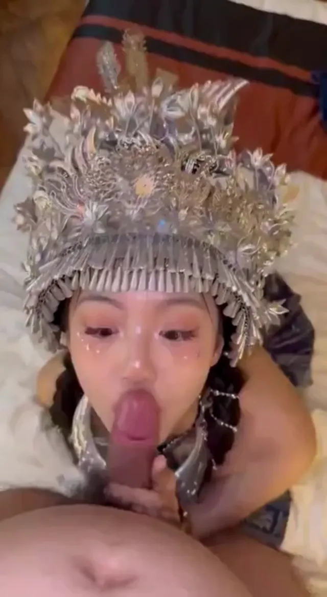 最近超火的少數民族妹子，淳樸姑娘淪為反差小母狗，跪著認真舔雞巴，眼神迷離，太極品了…