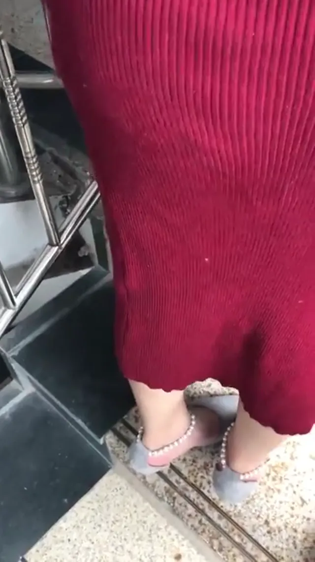撩極度反差露臉騷女，線下約會居然是真空，毛茸茸的大鮑魚太好看了，直接在快餐店衛生間搞一炮！