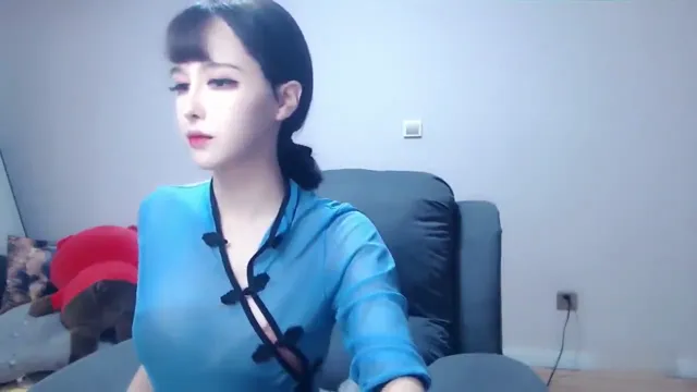 【顶级白富美反差婊】推特泄密清纯主播捂着嘴娇喘直播玩跳蛋，高潮后表情满足淫荡《無修正.偷拍.口交.爆乳.中出.內射.流出.國產.本土.露臉.無碼》
