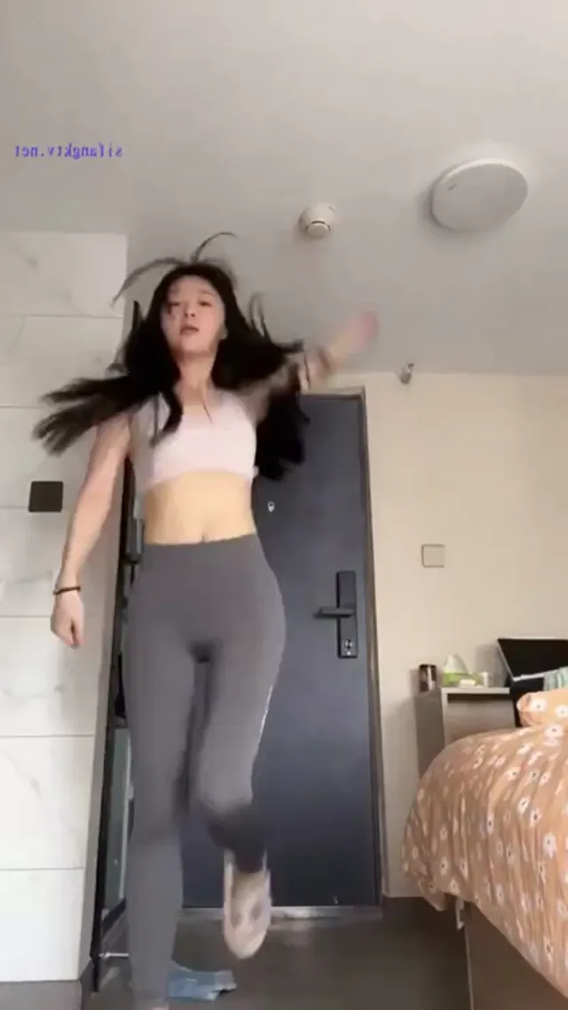 高顏值反差婊子分手後還能開男友家門鎖，隨時去玩刺激性愛小影片遭曝光！