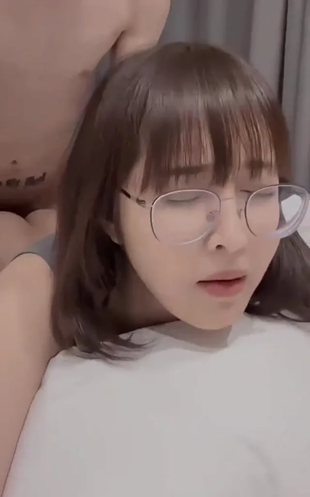 （高顏值）反差眼镜婊高潮白眼