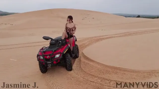 推特网红反差女神【JasmineJ】付费私拍沙漠豹纹赛车女郎_自慰道具抽插高潮喷水_让人看得是真过瘾_太会玩啦