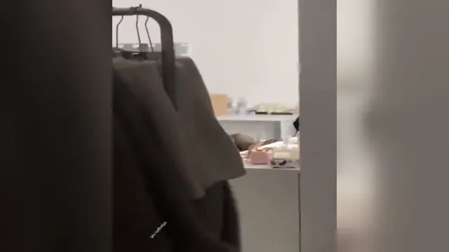 ❤️极品反差婊❤️楼下忽传呻吟声，一看方知骚姐在抠逼，果断潜入出击摸奶抠逼爆操她！《無修正.偷拍.口交.爆乳.中出.內射.流出.國產.本土.露臉.無碼》
