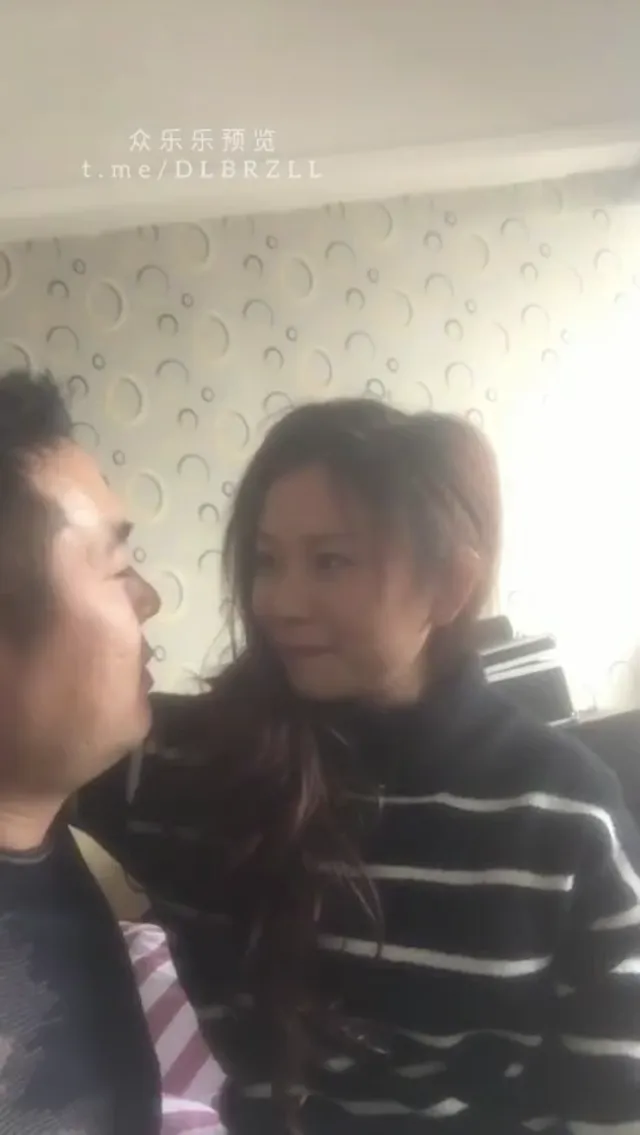 鄰家女孩感，高顏值反差紋身少婦，和男友家中洗手間啪啪做愛，直接在馬桶上就女上騎起來..