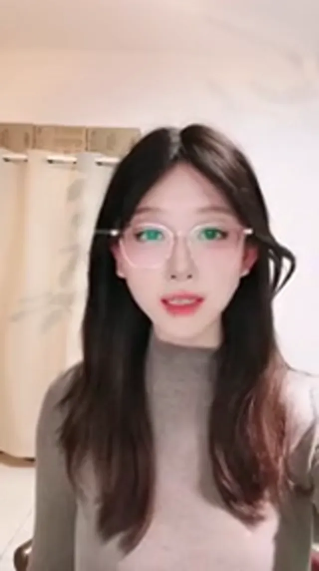 反差女学生 (4) - 清純外貌下藏不住的慾望反差
