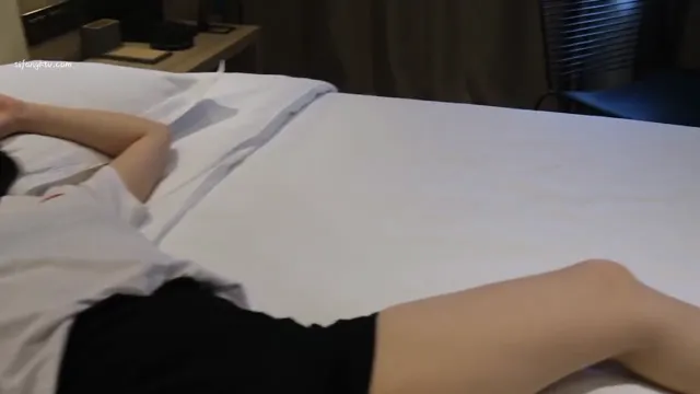 小巧玲瓏的新疆妹看著清純動人背地卻是反差母狗