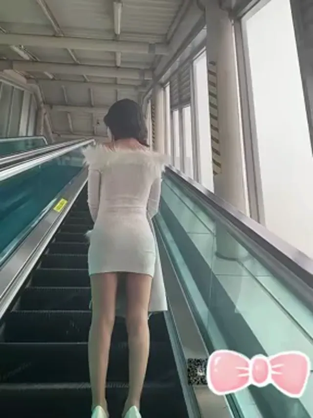 ✨超颜值极品✨明星颜值反差女神〖sunwall〗地铁里的小荡妇勾引陌生人洗手间偷偷打炮，不敢出声紧张刺激！..