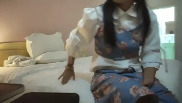 19岁眼镜学生妹，极品反差婊，粉花蓝衣衬衫_口交舔弄開操，抬腿側入猛操呻吟聲音真迷人