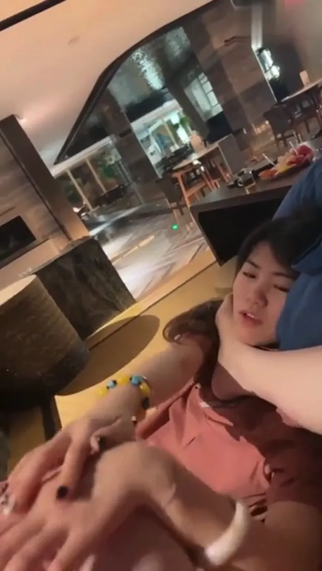 [本土無碼中文]【盥洗中心調教女奴】女同性戀母狗舔腳扇耳光，全程普通話交流，淫蕩反差，拉拉的快樂
