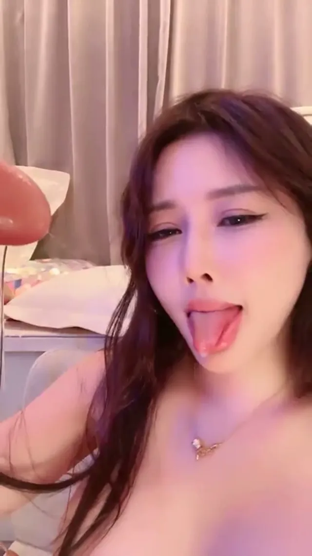 高颜值反差网黄云小禾，肥臀巨乳骚母狗掰开骚穴抠逼自慰