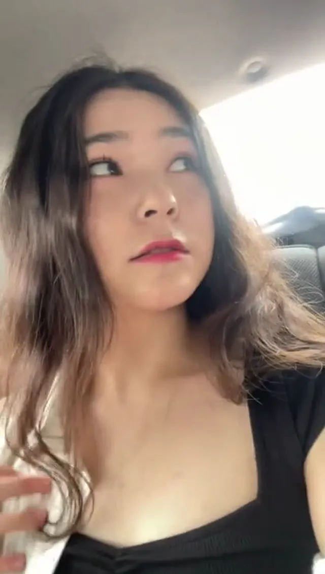[本土無碼中文]⚫️【姐弟戀露臉戶外】，好身材顏值反差婊子駕車樹林野戰，被小夥顏射一次，內射一次