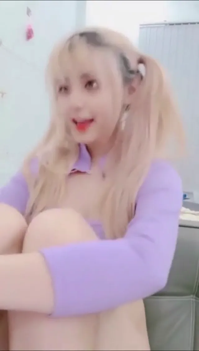 超萌雙馬尾蘿莉是反差騷貨