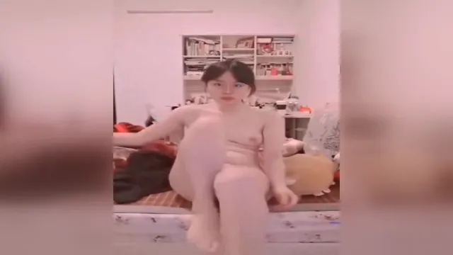 抖音风卡点反差婊清纯眼镜大美眉一手抓小粉乳无毛一线天粉鲍鱼超级诱惑《無修正.偷拍.口交.爆乳.中出.內射.流出.國產.本土.露臉.無碼》