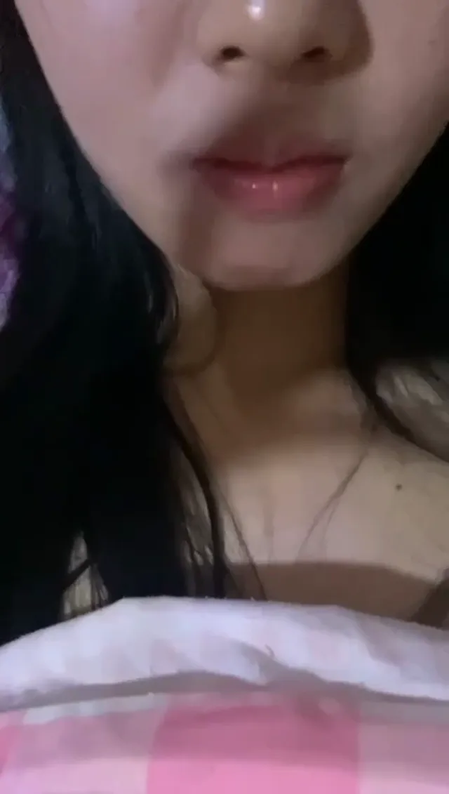 清纯大一学生妹跟富二代男友做爱视频曝光露脸口交舔蛋自己骑乘穿着白丝被疯狂的中出太爽了 - 清純外貌下藏不住的慾望反差