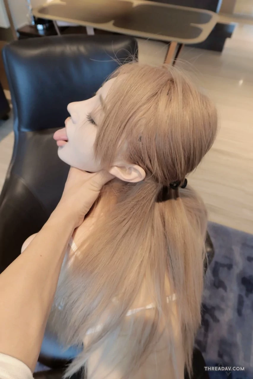 脸红Dearie少女纯情与反差诱惑交融娇羞，脸庞藏不住撩人风情，令人心动难抑