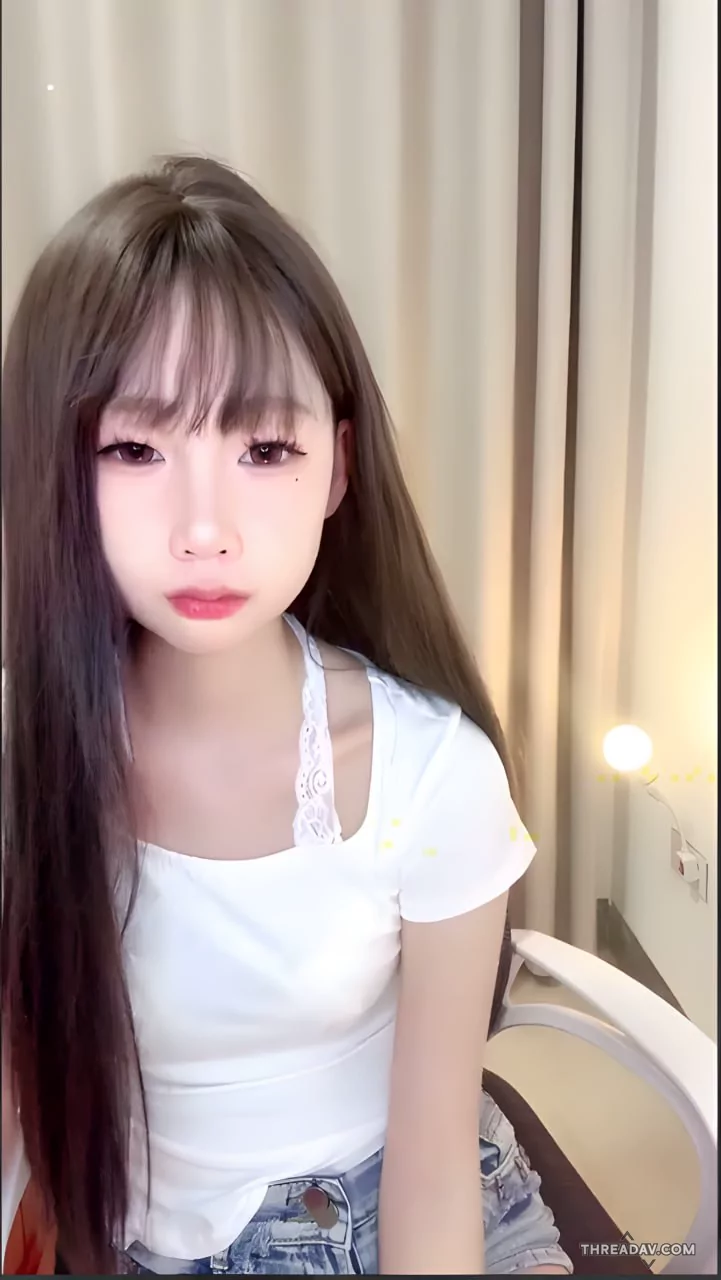 高颜值反差主播涵子，俏皮可爱的小脸蛋特别的反差
