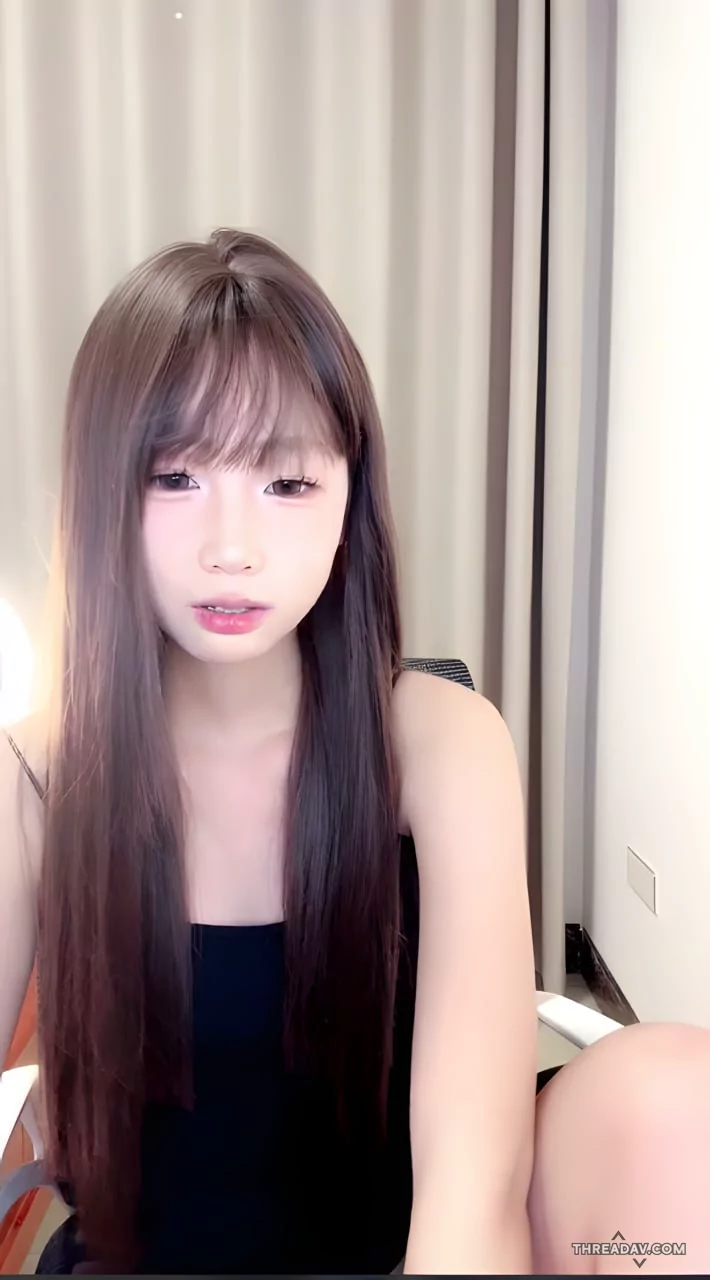 高颜值反差主播涵子，俏皮可爱的小脸蛋特别的反差