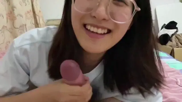 眼镜妹反差 - 清純外貌下藏不住的慾望反差