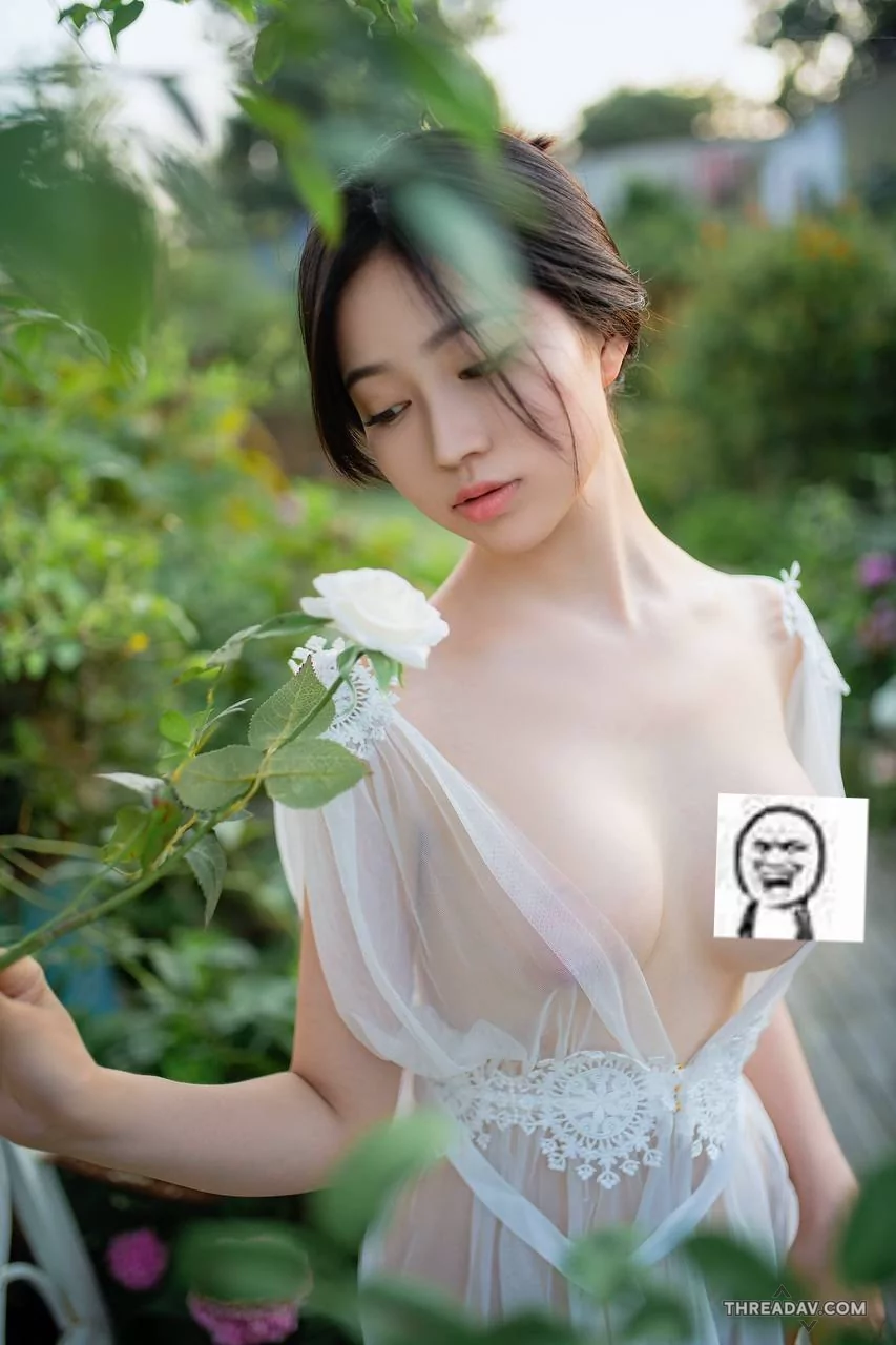 反差骚母狗舔屌