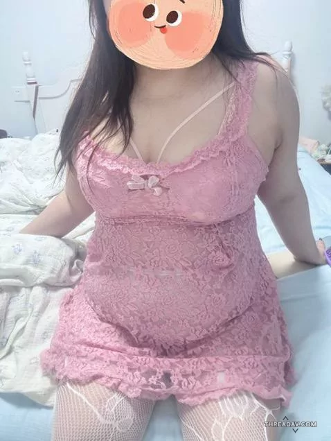 粉嫩一线天小肥穴，看起来年纪不大，可以冲，女坦最爱