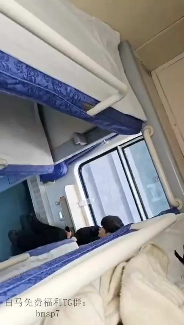 微胖女大学生，简直太骚了，悄悄跑到男厕所偷窥别人尿尿，自己在隔间里面偷偷自慰；宿舍像母狗一样被调教，火车卧铺漏出，穿裙子坐地铁漏出，教室漏出，没办法想象，这就是受过高等教育的母狗！