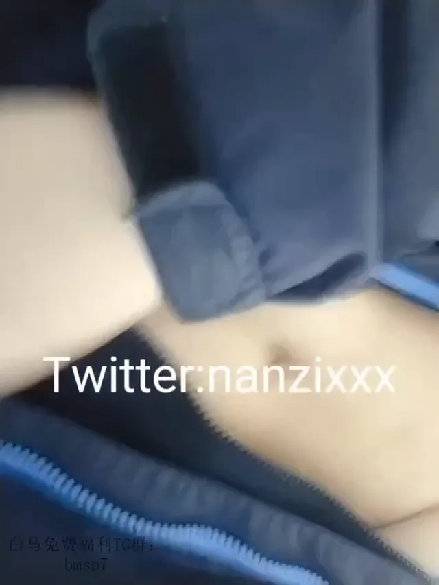 微胖女大学生，简直太骚了，悄悄跑到男厕所偷窥别人尿尿，自己在隔间里面偷偷自慰；宿舍像母狗一样被调教，火车卧铺漏出，穿裙子坐地铁漏出，教室漏出，没办法想象，这就是受过高等教育的母狗！ - 清純外貌下藏不住的慾望反差