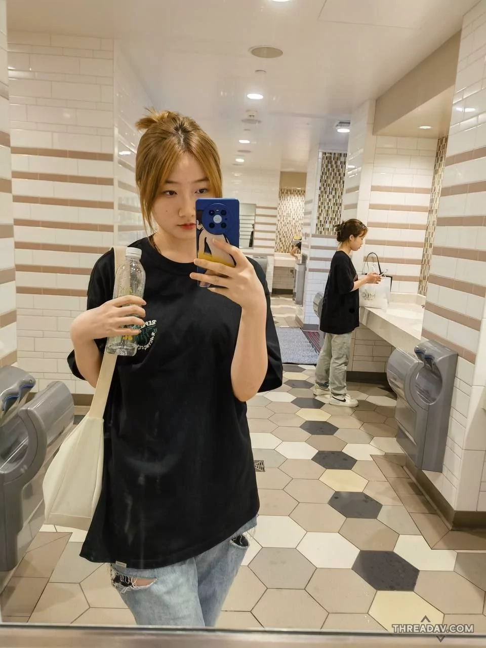 清纯时尚恋爱脑少女，看着清纯，背地里反差，给男友足交