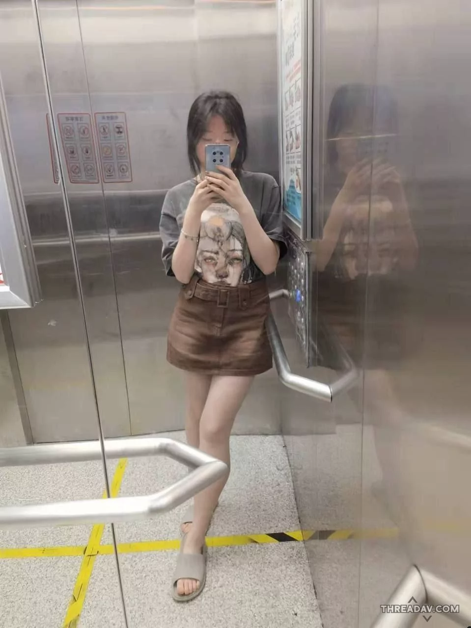 清纯时尚恋爱脑少女，看着清纯，背地里反差，给男友足交
