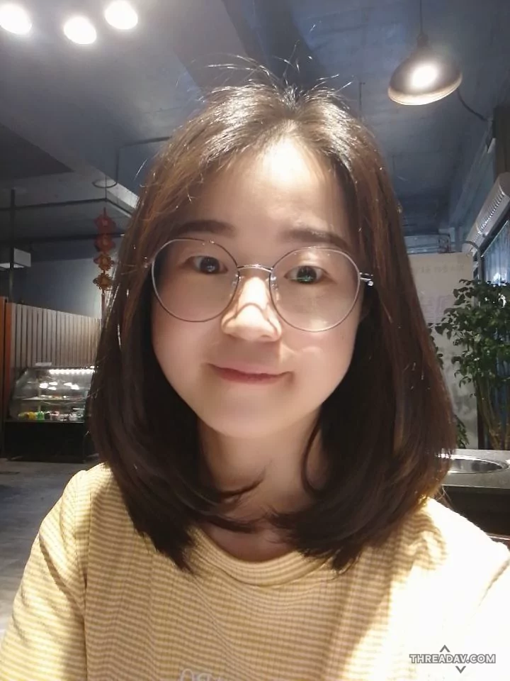 十个眼镜九个骚，网友真实投稿，看起来很单纯的小姑凉自慰揉奶摸穴，骚气十足！