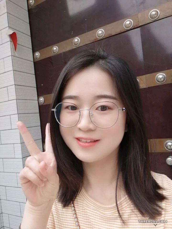 十个眼镜九个骚，网友真实投稿，看起来很单纯的小姑凉自慰揉奶摸穴，骚气十足！