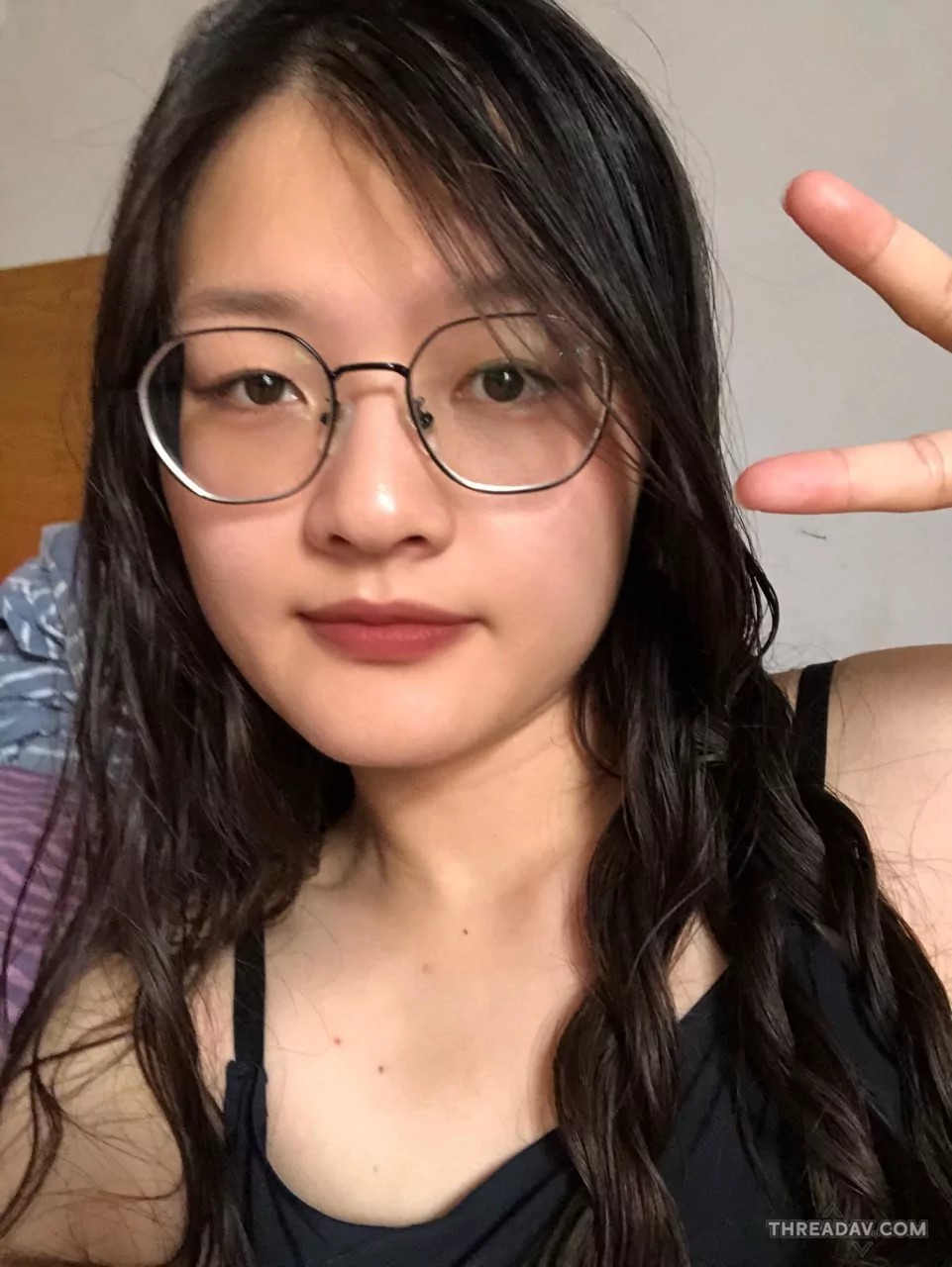 十个眼镜九个骚，网友真实投稿眼镜反差女友，看这小棉内裤都被淫水侵湿了