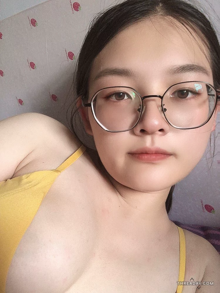 十个眼镜九个骚，网友真实投稿眼镜反差女友，看这小棉内裤都被淫水侵湿了