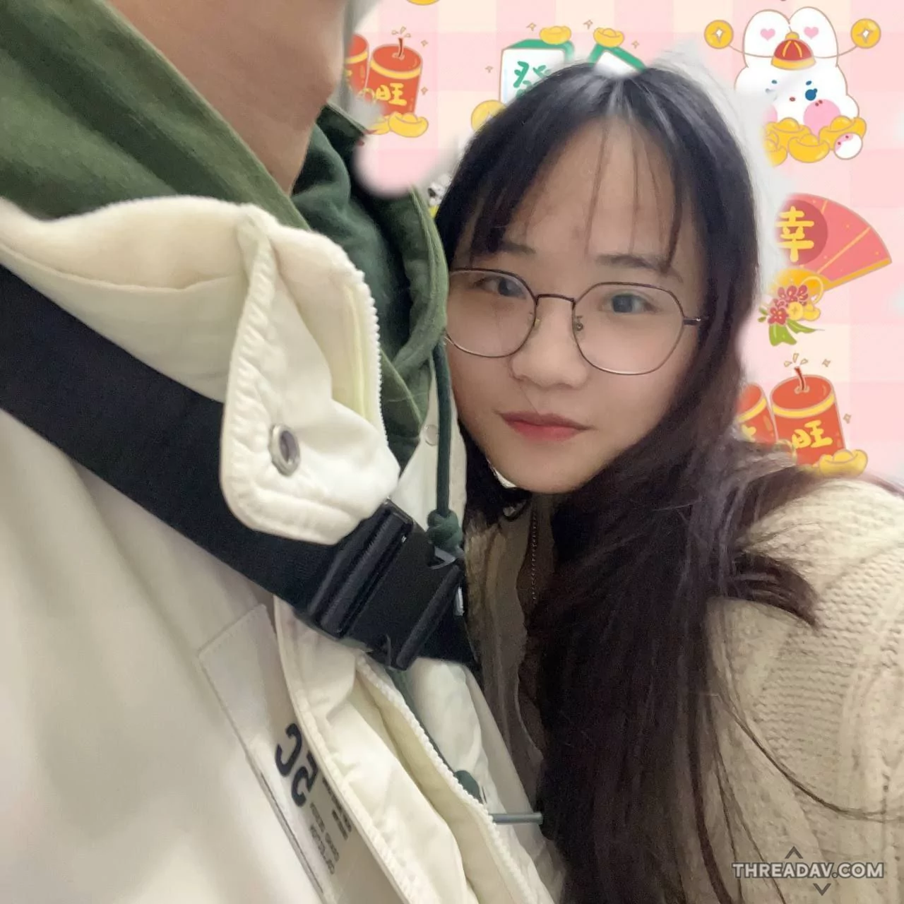 看着很清纯的女孩，没想到背后如此之骚貨，跪在跨下，含着大屌，没办法原谅！