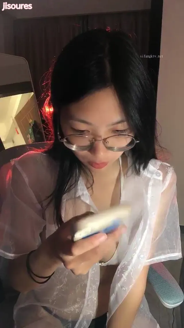 眼镜妹真是騷貨，騷舞 裸舞 露出大奶子巨乳 表情真是太淫蕩反差