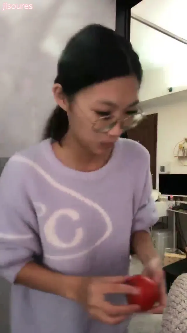 眼镜妹真是騷貨，騷舞 裸舞 露出大奶子巨乳 表情真是太淫蕩反差 - 清純外貌下藏不住的慾望反差