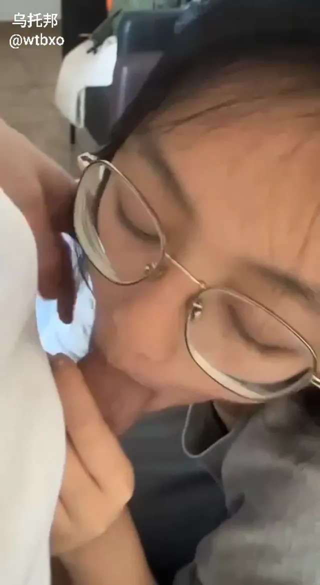 大学生眼镜女友性爱视频流出，看起来更像是个学霸级别的好女孩，实际上也喜欢吃鸡巴 - 清純外貌下藏不住的慾望反差
