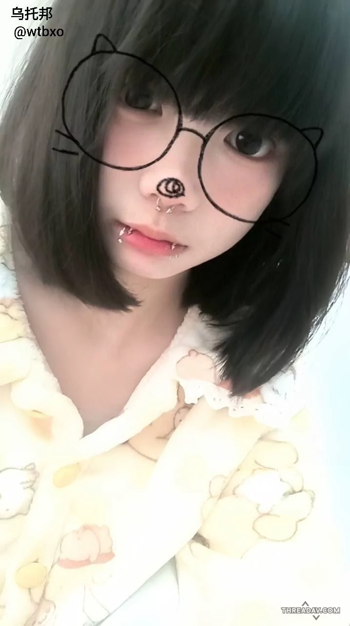 看似是好女孩呢，谁知道是个臭骚逼，长的倒是挺嫩的，颜值很高