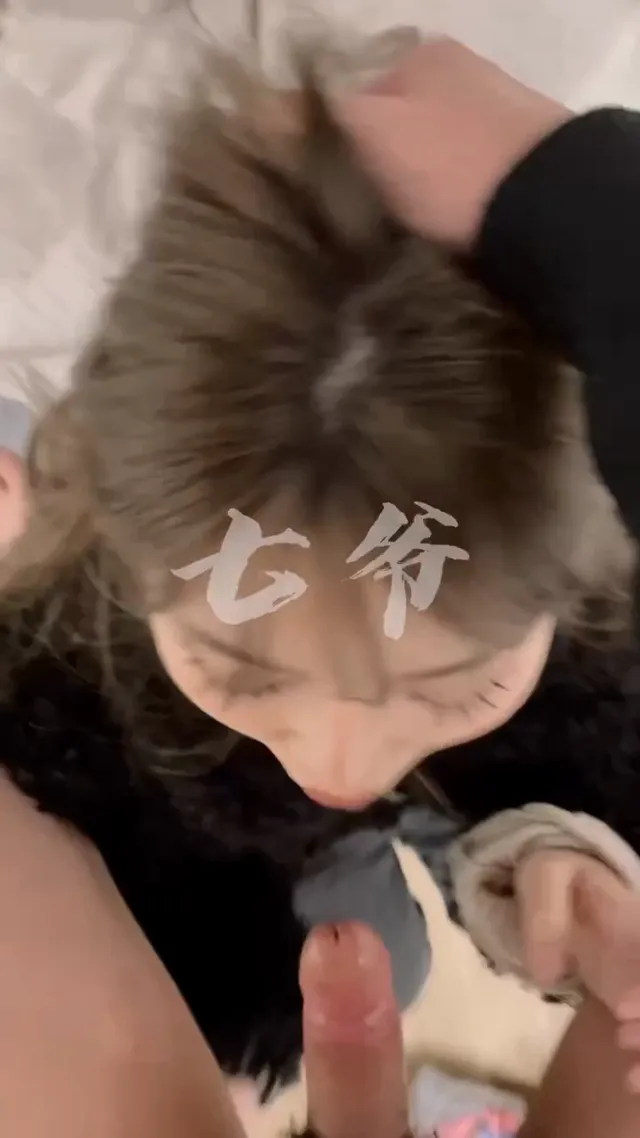 把震动棒暴力的插入母狗的骚穴里，母狗不停的求饶但是，身体却诚实的抽搐着，让母狗掰开自己的骚穴给主人玩弄，母狗便听话的掰开，这就是嫌弃自己男朋友肉棒有味道的，艺术生系花 - 清純外貌下藏不住的慾望反差